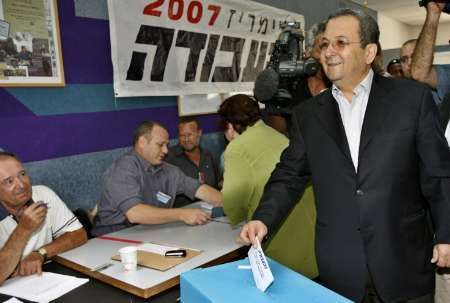 Ehud Barak odevzdává svůj hlas