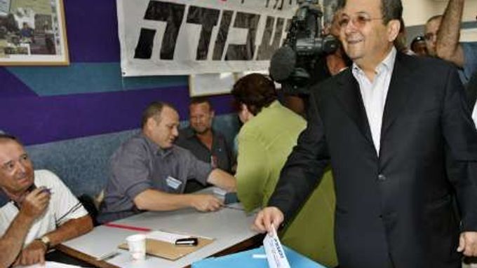 Ehud Barak odevzdává svůj hlas ve volební místnosti v obci Kfar Sava nedaleko Tel Avivu