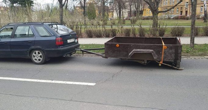 Řidič v Opavě použil místo kola vozíku skateboard.