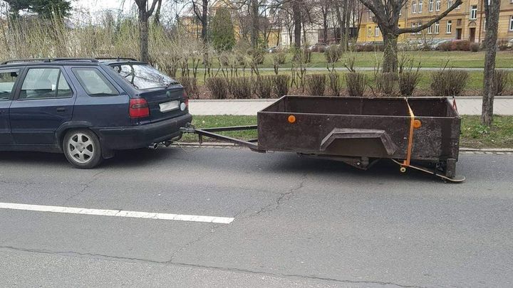 Kolo u vozíku nahradil opilý řidič skateboardem. Francovka léčí, hájil se muž