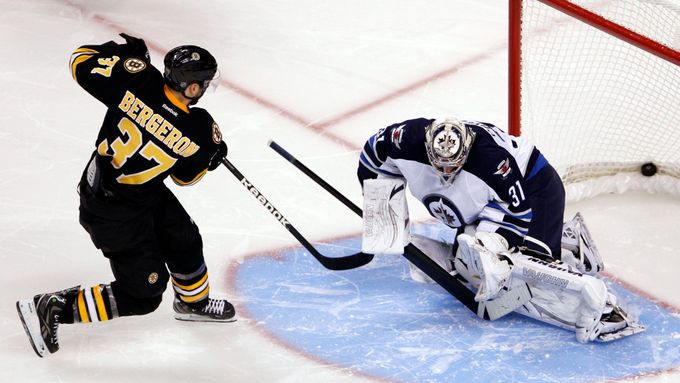 Český brankář Ondřej Pavelec nestačil v druhém kole NHL na útočníky Bostonu, kteří v nájezdech dvakrát překonali a Bruins tak vyhráli 2:1