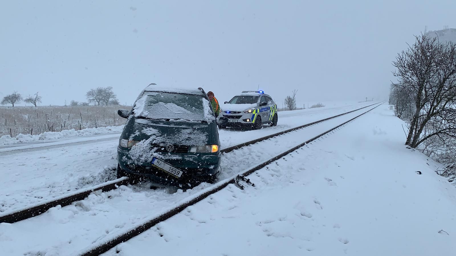 Dopravní nehoda u Kralup, sníh, zima, počasí