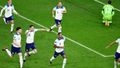 Angličané slaví gól v zápase MS 2022 Wales - Anglie