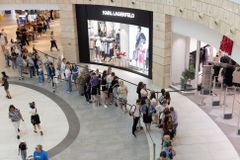 Poslední nákup v H&M. Módní řetězec v Rusku vyprodává zboží, stály se na něj fronty