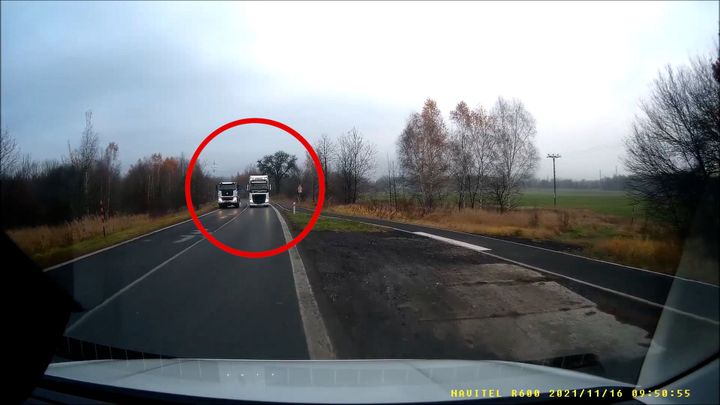 Tváří v tvář smrti. Náklaďák se v protisměru řítil na auto, řidič měl velké štěstí; Zdroj foto: Policie ČR
