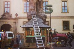 Video: V centru Prahy stojí Skálův dřevěný prastánek. Lidem nabídne občerstvení těla i ducha