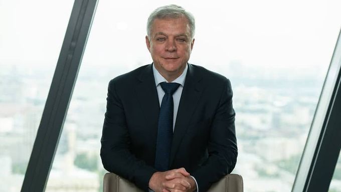 Bývalý viceprezident společnosti Trasněfť Andrej Badalov vypadl z balkonu v 17. patře, přestože jeho byt se nachází o sedm pater níž.