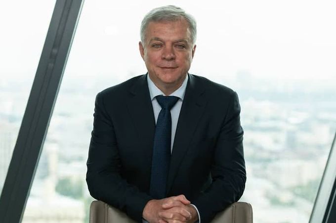 Bývalý viceprezident společnosti Trasněfť Andrej Badalov vypadl z balkonu v 17. patře, přestože jeho byt se nachází o sedm pater níž.
