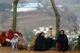 Kašmířané čekají, až obdrží peníze distribuované pákistánskou armádou v táboře Dewan, 15 km jižně od Muzaffarabádu.