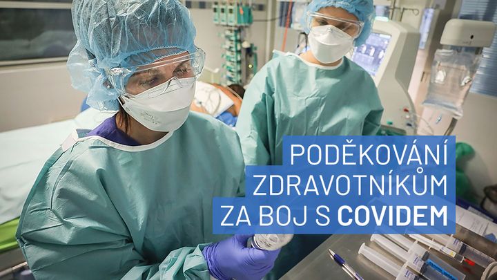 Zdravotnice, zdravotníci. Vážíme si vaší práce. Děkujeme, že boj s covidem nevzdáváte; Zdroj foto: Aktuálně.cz