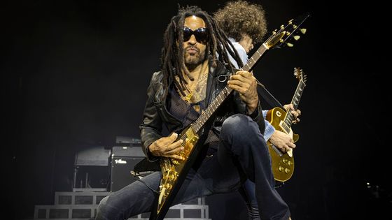 V popředí je Lenny Kravitz, vzadu jeho dlouholetý kytarista Craig Ross.