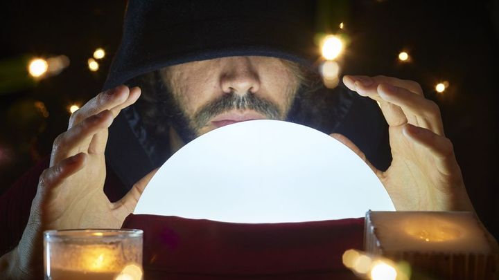 Odvedou mě virtuální bytosti, tvrdil léčitel ženám, než jej usmrtily. Bál se policie