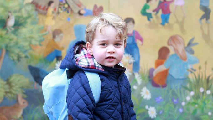 Princ George na cestě do školky.