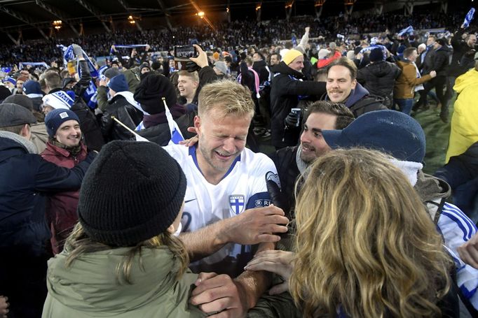 Soccer Football - Euro 2020 - Group J Qualification - Finland v Liechtenstein - Helsinki, Finland November 15, 2019. Paulus Arajuuri of Finland celebrates with fans. Leht