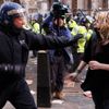 Britští studenti se v centru Londýna perou s policií