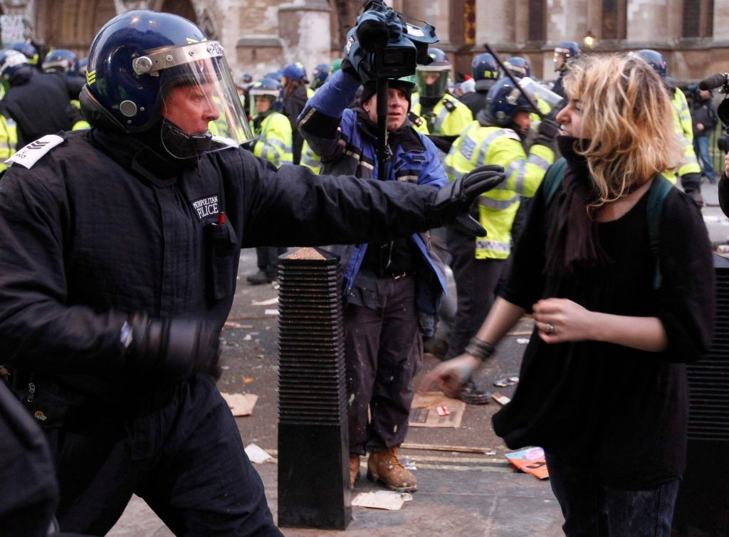 Britští studenti se v centru Londýna perou s policií