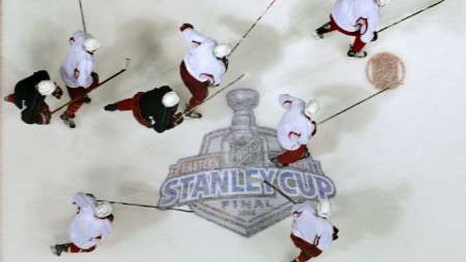 Hokejisté Caroliny přejíždějí při tréninku přes logo Stanley Cupu, o nějž v letošním finále bojují s Edmontonem.