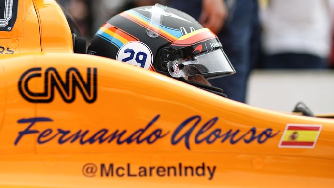 Fernando Alonso v loňském, závodě Indy 500.