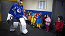 Brankář Vancouveru Roberto Luongo jde na trénink