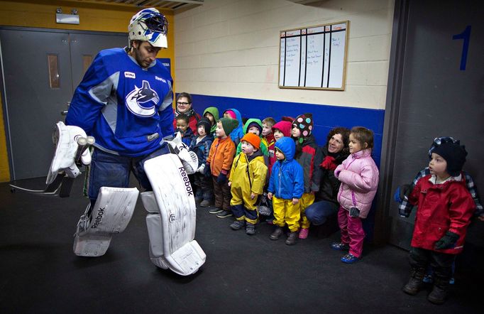 Brankář Vancouveru Roberto Luongo jde na trénink