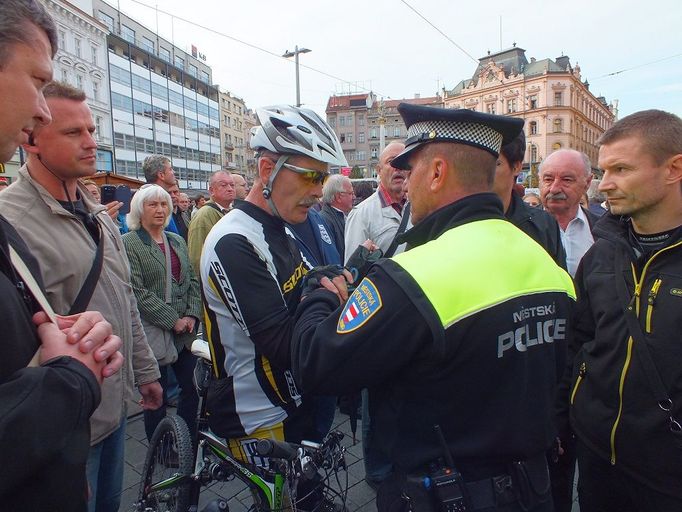 Muže se snažili uklidnit policisté.