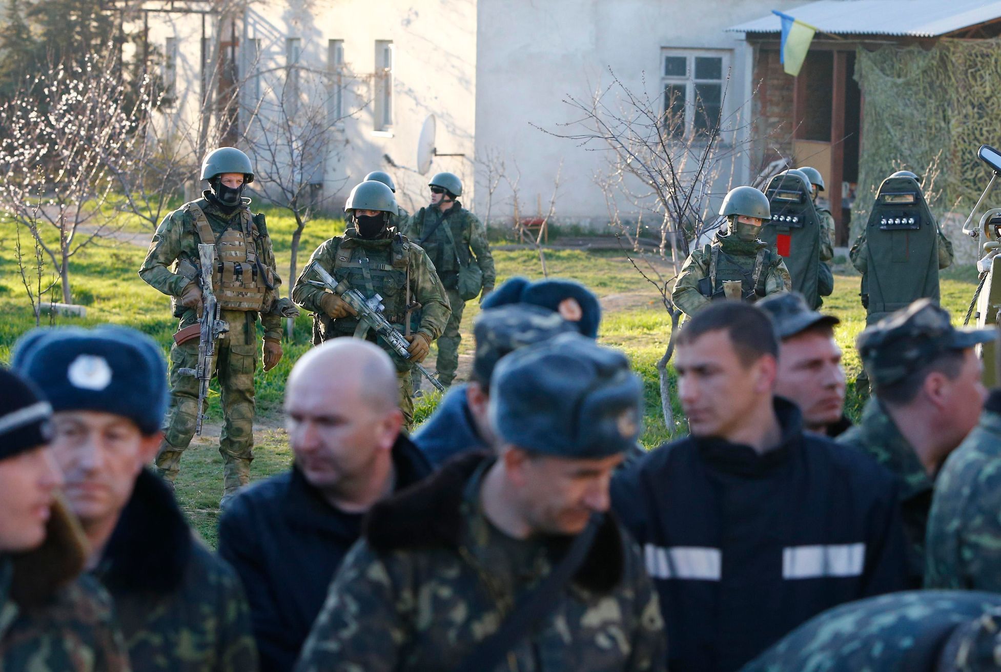 Ukrajinci otočení zády k Rusům. Sobotní záběry ze základny Belbek.