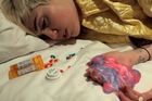 Miley Cyrus se v novém klipu vyspává z účinků LSD