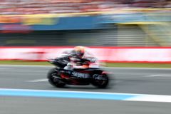 Během tréninku se smrtelně zranil bývalý Salačův soupeř z Moto2