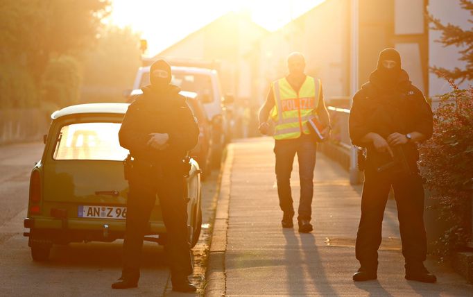 Příslušníci speciální policejní jednotky v ulicích bavorského Ansbachu, kde se odpálil neúspěšný žadatel o azyl.