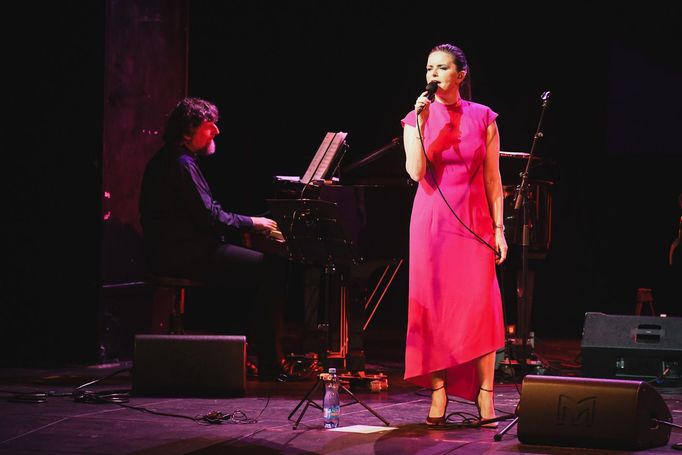 Zpěvačku Lenku Novou na koncertě s názvem Padedé doprovázel na klavír Petr Malásek.