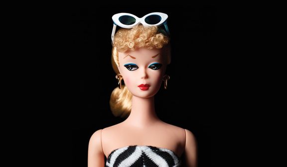 První panenka Barbie byla představena v roce 1959 a byla oblečena do ikonických černobílých plavek.