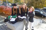 A studentky se učily  na ´laborky´ pěkně na teple, na schodech před svou Alma mater, jež se vypíná nad přehradou v Harcově.