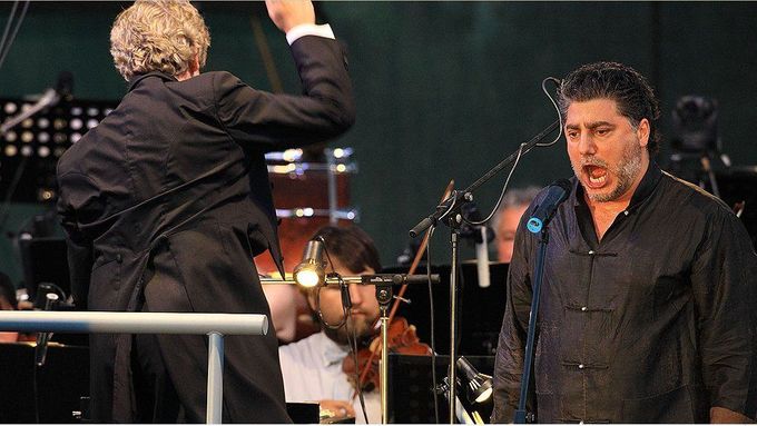 Jose Cura při svém letošním vystoupení na Mezinárodním hudebním festivalu v Českém Krumlově