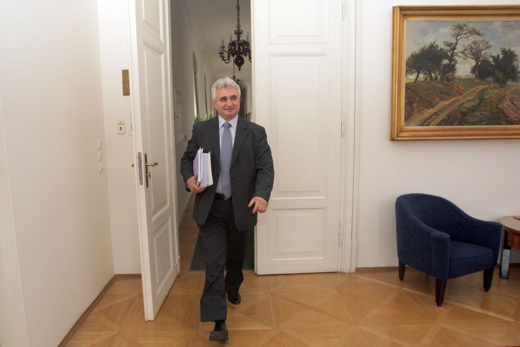 Předseda senátu Milan Štěch ve své kanceláři