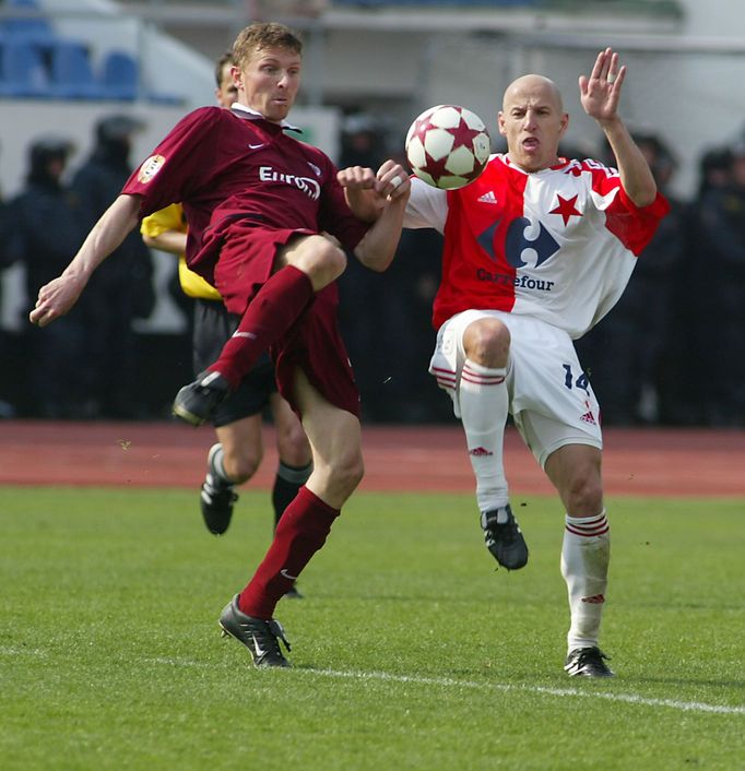 Fotbalista klubu AC Sparta Praha Martin Hašek a Patrik Gedeon ze Slávie v utkání Gambrinus ligy.