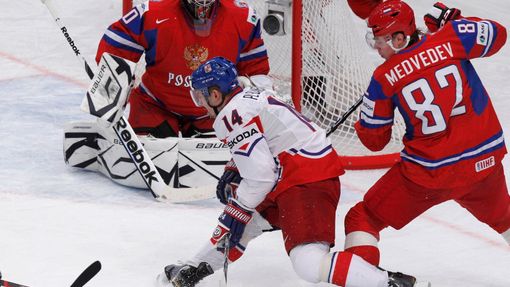 Plekanec útočí na ruskou brankou v zápase Česko - Rusko