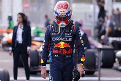 Bizarní scéna v F1. Verstappen vyfasoval veřejné práce, Hamilton mluvil o rasismu