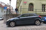 Například v Bílkově ulici na Praze 1 se dobře parkuje jen autům do velikosti kompaktní třídy.