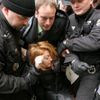 Strážníci odvádějí z Národní třídy v Praze aktivistku z iniciativy Ne základnám