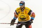 Kanadský obránce Akim Aliu v dresu Litvínova (hokejová extraliga 2019/20)