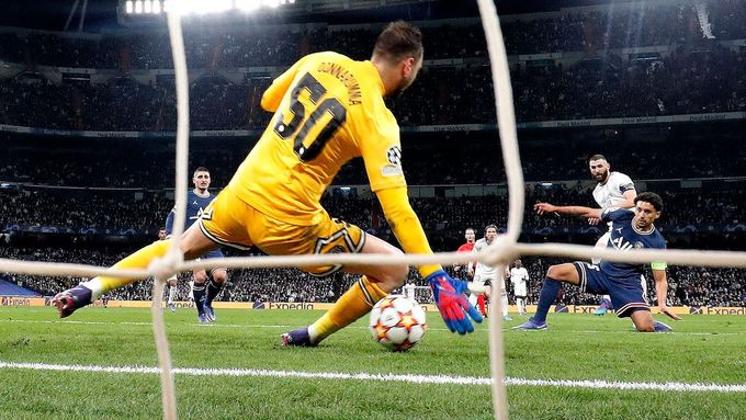 Gianluigi Donnarumma v brance PSG inkasuje od útočníka Realu Madrid Karima Benzemy klíčový první gól