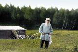 Spisovatel Lev Nikolajevič Tolstoj na zahradě svého domu v Jasné Poljaně, rok 1908. Velikán ruské literatury zde, asi 190 kilometrů jižně od Moskvy, napsal svá nejslavnější díla jako Vojna a mír nebo Anna Kareninová. Rozlehlá rodinná usedlost dnes slouží jako jeho muzeum.