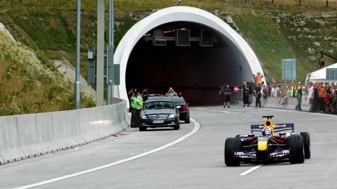 Skotský pilot formule 1 David Coulthard pokřtil nový dálniční tunel Sitina v Bratislavě.