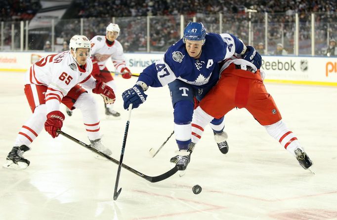 Leo Komarov (Toronto, 47) a Danny DeKeyser (Detroit, 65)