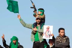 Kaddáfí se stahuje, krvavou lázeň zařídí místní kmeny