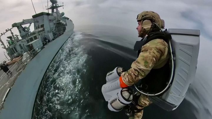 Jetpack jako "extrémní taktická výhoda". Britský voják si zahrál na Iron Mana; Zdroj foto: Reuters