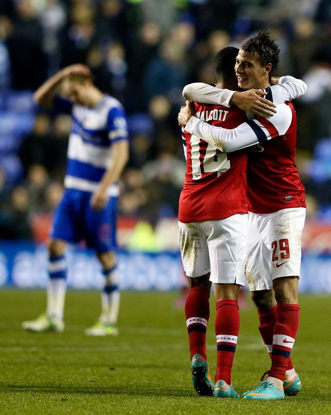 Fotbalisté Arsenalu Theo Walcott (vlevo) a Marouane Chamakh slaví gól v utkání anglického poháru 2012/13 proti Readingu.