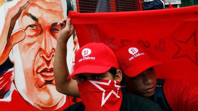 Mezi Chávezovými stoupenci jsou i militantí bojůvky z nejchudších čtvrtí Caracasu.
