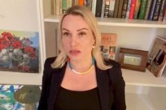 Novinářka, která kritizovala Rusko za válku na Ukrajině, uprchla ze země