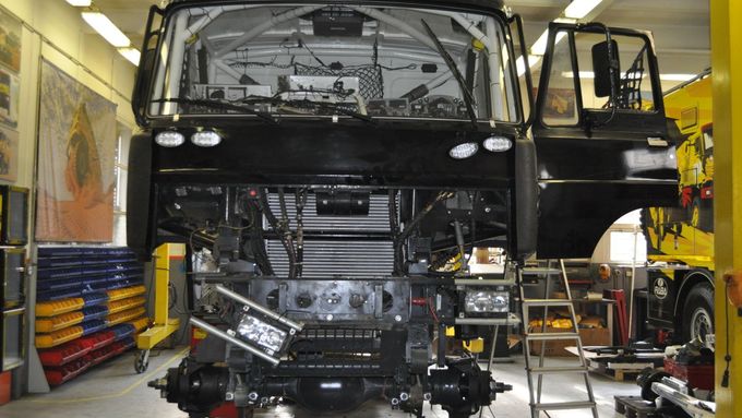 I když nákladní vozy LIAZ se už 14 let nevyrábějí, Macíkův tým vlastní práva na homologaci "liazky" na Dakar. Díky tomu neexistující značka může závodit. Podobně jako mezi auty americký Hummer.